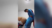 Superman scopa l'Uomo Ragno