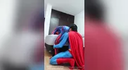 Superman scopa l'Uomo Ragno