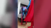Superman scopa l'Uomo Ragno