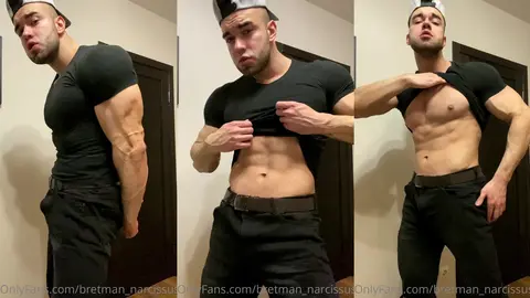 Bel maschio muscoloso si masturba