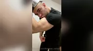 Beau mâle musclé se branle