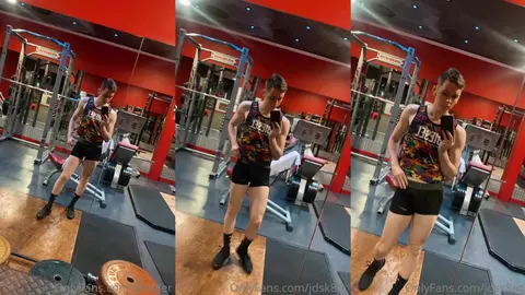 Jordan zeigt seinen Schwanz in der Turnhalle