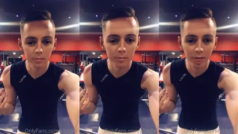 Twink caliente en el gimnasio