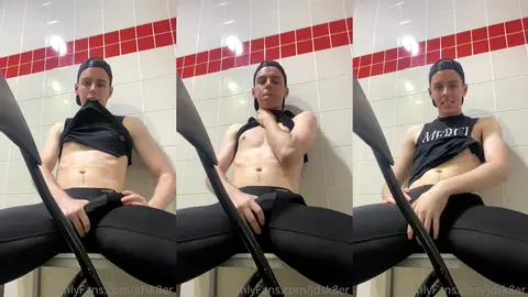 Segata in spandex nella cabina della palestra