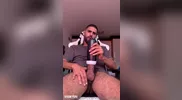 Arabo virile si masturba con masturbatore automatico