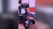 Arabo virile si masturba con masturbatore automatico