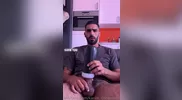 Arabo virile si masturba con masturbatore automatico