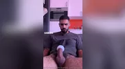 Arabo virile si masturba con masturbatore automatico