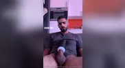 Arabo virile si masturba con masturbatore automatico
