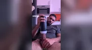 Arabo virile si masturba con masturbatore automatico