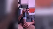 Arabo virile si masturba con masturbatore automatico