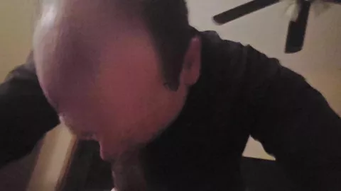 Harley Banks, il più grande succhiacazzi gay dell’Ohio, lucida un cazzo grosso