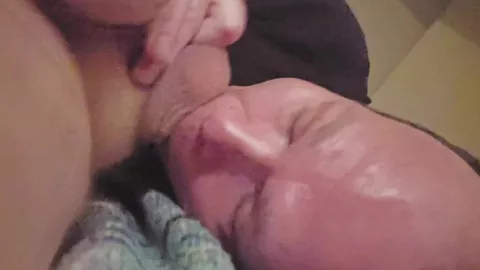 Harley Banks, twink gay, si sottomette e inizia a succhiare il daddy