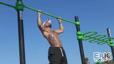 Er bringt einen Hengst vom Strand mit