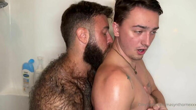 Haariger Top fickt Boy-Slut in der Dusche