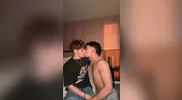 Jeune couple adulte réel — jeune mec bien monté