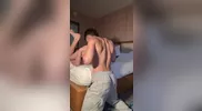 Jeune couple adulte réel — jeune mec bien monté