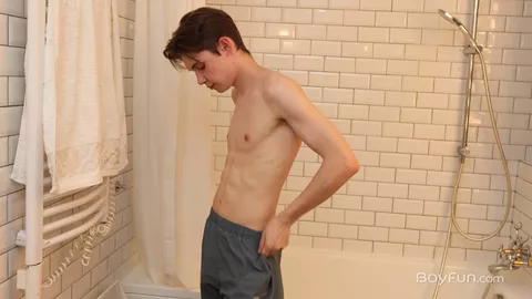 Scott Smith se caresse sous la douche