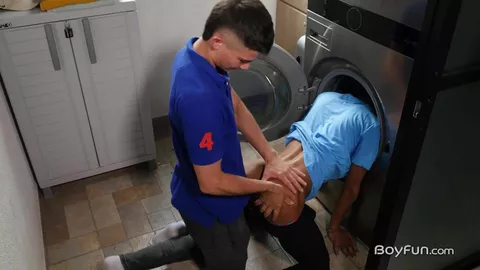 Max Hard metendo fundo nesse rabo de twink