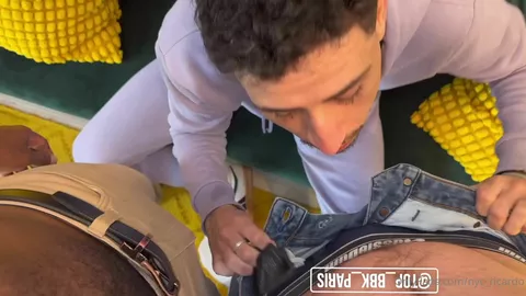 Ensinando o novato a aguentar rola e engolir porra