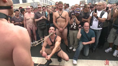 Nu et humilié devant des milliers de personnes à Folsom Street