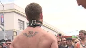 Nackt und vor Tausenden auf der Folsom Street gedemütigt