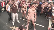 Nackt und vor Tausenden auf der Folsom Street gedemütigt