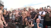 Nackt und vor Tausenden auf der Folsom Street gedemütigt