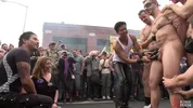 Nackt und vor Tausenden auf der Folsom Street gedemütigt