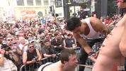 Nackt und vor Tausenden auf der Folsom Street gedemütigt