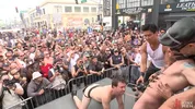 Nackt und vor Tausenden auf der Folsom Street gedemütigt