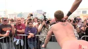 Nackt und vor Tausenden auf der Folsom Street gedemütigt