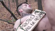 Un twink gay ha bisogno del cazzo di un daddy protettivo