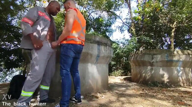 Putinha comida em parque público — interracial