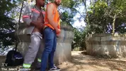 Putinha comida em parque público — interracial