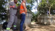 Putinha comida em parque público — interracial