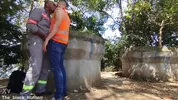 Putinha comida em parque público — interracial