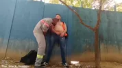 Putinha comida em parque público — interracial