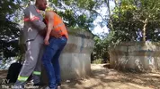 Putinha comida em parque público — interracial