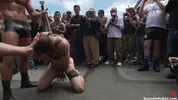 Escravo musculado é despido, usado e humilhado enquanto uma multidão de pessoas tira fotografias