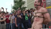 Escravo musculado é despido, usado e humilhado enquanto uma multidão de pessoas tira fotografias