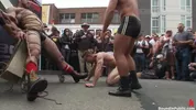 Escravo musculado é despido, usado e humilhado enquanto uma multidão de pessoas tira fotografias