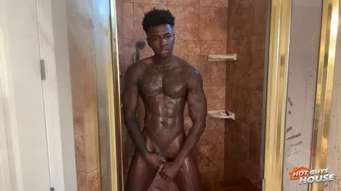 Quentin Parker se douche et montre son énorme gourdin