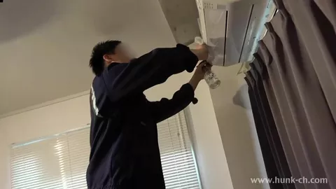 Addetto alla pulizia della climatizzazione al lavoro