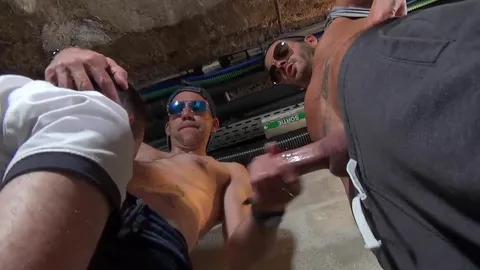 Bastardo de huevos vacíos, de rodillas en un sótano