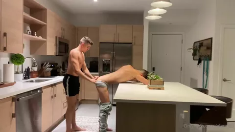 Niko Knights lecca il culo a un tipo