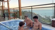 Yarik se divierte en el jacuzzi Ft Alann23 & Melvinmoore
