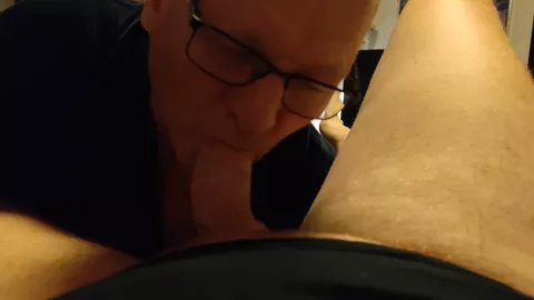 Chupar um homem novo e deixá-lo vir-se na minha boca