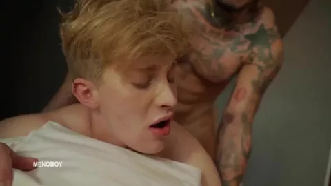 2 Tops Interracial scopata ragazzo biondo