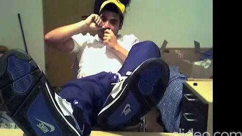 Dedicated Huffer & seine braune Flasche